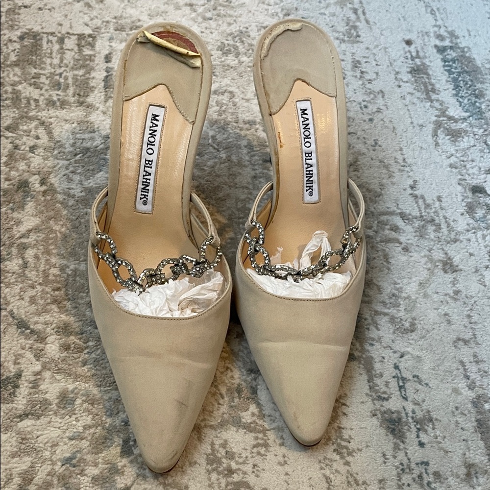 Manolo Blahnik (authentic) Cream Pointed Toe Mules with Silver Chain - Picture 3 of 12